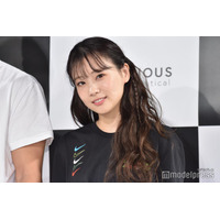 重盛さと美、ドンキでのミニスカショットが話題「親近感」「脚長くてびっくり」