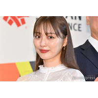 内田理央「珍しくミニスカ」美脚ライン際立つコーデ公開「新鮮で素敵」「何頭身？」と反響