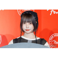 あの、ほっそり美脚輝く膝上ミニスカコーデ「スタイル抜群」「お人形さんみたい」と反響