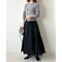 細リブニットで作る大人の甘辛モノトーンと体型カバー法【40代の毎日コーデ】