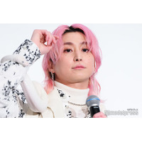 Snow Man佐久間大介、白蛇登場も全く動じず「幸福の象徴ですよね」首に巻き決め顔披露【白蛇：浮生】