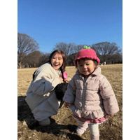 第2子妊娠中の西野未姫、“いちごコーデ”な1歳娘とのお散歩SHOTに反響「癒される」「な～んて可愛いの」