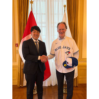 ブルージェイズ岡本和真選手、カナダ大使館で駐日大使と握手「SHOGUN 将軍」カナダ撮影に期待も