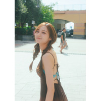 乃木坂46梅澤美波、⼤胆背中開きワンピ×おさげヘアでギャップ見せ 2nd写真集先行カット解禁【透明な覚悟】