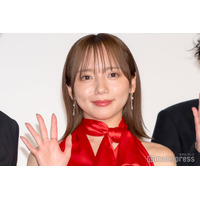 齊藤京子、美背中＆ほっそり二の腕際立つホルターネックで登場 自身のマイルールは「いかに効率的に動くか」【恋愛裁判】