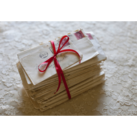 入院している80代の祖母　実家を片付けていると…⇒額縁から手紙を発見！？「ほっこり」