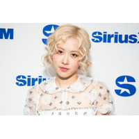 BLACKPINKロゼ、ミニスカ観戦ファッションで美スタイル披露「かっこ可愛い」「似合ってる」の声