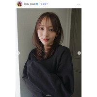 神部美咲、スリット入りデニムロングスカート姿で美脚披露「セクシー」「脚が綺麗」の声