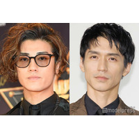 赤西仁、錦戸亮が自宅訪問 巨大テレビ裏での「配線おじさん」姿が話題「貴重なプライベート」「豪邸感すごい」