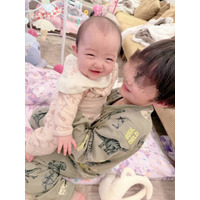 「愛が強め」辻希美、“妹が大好き”三男と次女の仲良し抱っこSHOTを公開