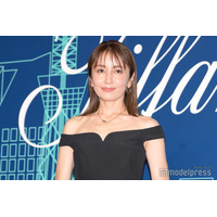 矢田亜希子、美脚際立つ黒タイツ×レザージャケットのスタイリッシュプラベコーデ披露「着こなし完璧」「憧れの大人の女性」と反響