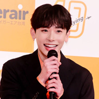 よしあき「すごい顔がパッとする」男性にもおすすめしたい愛用ツヤ系ティント