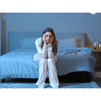 「明日も早いのに…」不安や緊張で眠れない！そんな夜には“セルフタッチ”が効果的？──メンタルヘルスの専門家がおすすめする触り方3つ