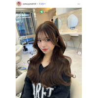 「今日好き」谷村優真（ゆま）、グレーのミニスカ×ニーハイソックスコーデ披露「新鮮」「完璧スタイル」の声