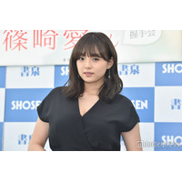 篠崎愛、美脚際立つ膝上丈スーツ姿公開「綺麗すぎる」「絵になる」の声