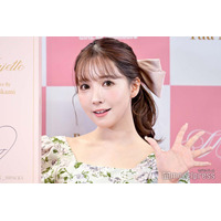 三上悠亜、肩出しトップス×ミニスカから美脚スラリ「スタイル良すぎて目が釘付け」「お人形さんみたい」