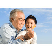 80代の祖父が3歳のひ孫のために豹変！？　膝の痛みも忘れて”床を這い回る”理由に「感動した」