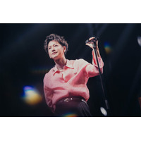 佐藤健、デビュー20周年記念ファンミ開催 ミスチル歌唱・TENBLANK「永遠前夜」弾き語り…客席のファンと交流も