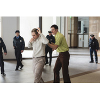 ビル・スカルスガルド主演、ヘタに動けば自動発砲！実話クライム・スリラー『デッドマンズ・ワイヤー』7月17日公開決定