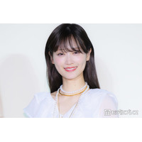 山下美月、美脚透ける純白ワンピ姿で登場 フレグランスを贈りたい相手は？