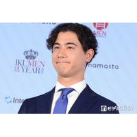 国山ハセン、至近距離で見つめ合う息子顔出し2ショット公開「パパに似て美形」「幸せが伝わってくる」