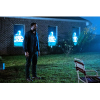 背後に謎の男が映り込む…トム・ヒドルストンが夜のネオンの中佇む姿も『サンキュー、チャック』新場面写真