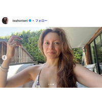 LA移住の人気モデル、鏡越しに際立つ美脚披露「アングルカッコよすぎ」「全てがおしゃれ」