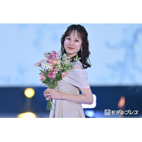 本田紗来、美肩＆美脚輝くミニ丈ワンピ姿に視線集中「透明感すごい」「理想のスタイル」【ガルアワ2026SS】