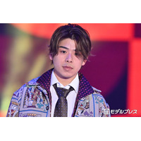 こーくん、ソロでランウェイ登場 トランプ柄ジャケットがインパクト大【ガルアワ2026SS】