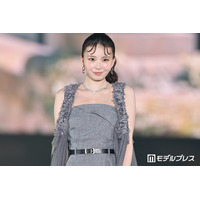 川口ゆりな、ガルアワ舞台裏ショットで美脚スラリのミニスカ姿「異次元の脚の長さ」「お洒落すぎる」と反響