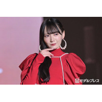 ≠ME鈴木瞳美、ピンクミニスカから色白美脚輝く「お人形さんみたい」「透明感すごくて憧れる」と絶賛の声