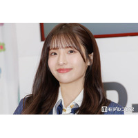 AKB48メンバー、美脚際立つミニスカコーデ「ガルアワ」オフショットに絶賛の声「スタイルレベチ」「さすがの着こなし」