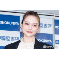 村重杏奈、美脚際立つ膝丈ナロースカート姿 ヨーロッパ街並みショットに「映画のワンシーンみたい」「さすがの着こなし」と反響