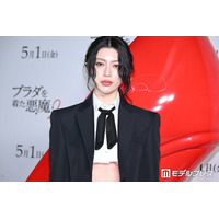三吉彩花、へそピ目立つショート丈シャツコーデ マニッシュの中に柔らかさ選出【プラダを着た悪魔２】