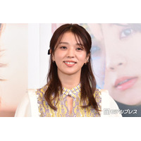 元櫻坂46小林由依、美脚際立つ膝丈スカートコーデに反響「膝下真っ直ぐで綺麗すぎる」「清楚で大人っぽい雰囲気が素敵」