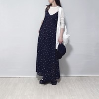 ドット柄ワンピースで軽やかに。一枚でおしゃれが決まるリラクシーな大人の休日スタイル【40代の毎日コーデ】
