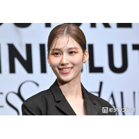 TWICEサナ、アンダーウェアチラ見せデニムコーデで圧巻美ウエスト輝く「くびれが美しすぎる」「女神」と反響続々