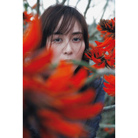 比嘉愛未、鮮烈な眼差し披露 初エッセイ集「またね。」収録カット公開