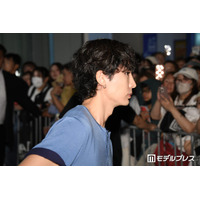 安達祐人、原宿に颯爽と現れる シンプルTシャツ姿で魅力全開