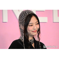 BLACKPINKジェニー、大胆美腹筋のぞくコーデに反響「ウエストラインが綺麗すぎる」「圧倒的なオーラ」の声