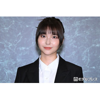 シンガー・サカグチアミ、スカートはためかせるクラシカルなモノトーン衣装 ミセス「CEREMONY」登場【Mrs. GREEN APPLE presents「CEREMONY」】