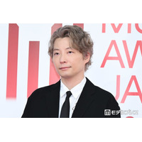 【MAJ2026】星野源、ピンクベージュヘアにイメチェン レッドカーペットで堂々のオーラ