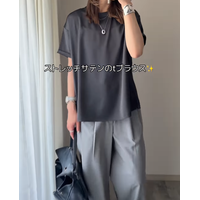 【ユニクロ】のイージーパンツを味方に。サテンＴブラウスで涼しげな初夏のワントーン【40代の毎日コーデ】