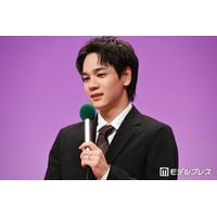 JO1豆原一成、左手薬指に“指輪” 新郎姿で先輩女優を腕組みエスコート【夫婦と16歳～狂気の隣人～】