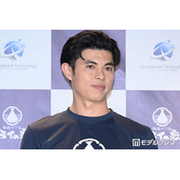 小島よしお、2歳息子抱っこした美ら海水族館ショット公開「丸いほっぺが愛おしすぎる」「大きくなったね」の声