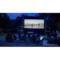 富士山麓に常設アウトドアシネマ「Yamanaka Cinema」誕生　再エネ100％で山中湖の夜に映画体験