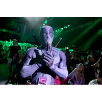 「追加出演はないの？」“グレー”のデッドプール、コミコンにサプライズ登場『アベンジャーズ／ドゥームズデイ』