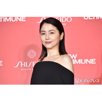 長澤まさみ、美背中ざっくり白ドレスショット公開「見返り美人」「まるで女神」と反響