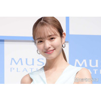 横田真悠、美脚透けスカート衣装ショット披露「スタイル抜群」「上品で憧れる」と絶賛の声