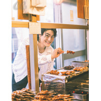 SixTONES森本慎太郎、名物商店街でほっこり食べ歩き 焼き鳥をもぐもぐ＆私服お買い上げする姿も